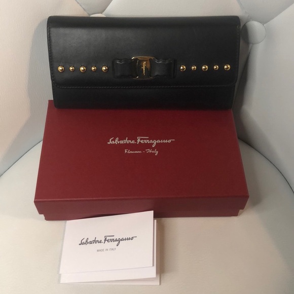 Ferragamo Vara Bow with Gold Studs BLK Wallet - Picture 1 of 12